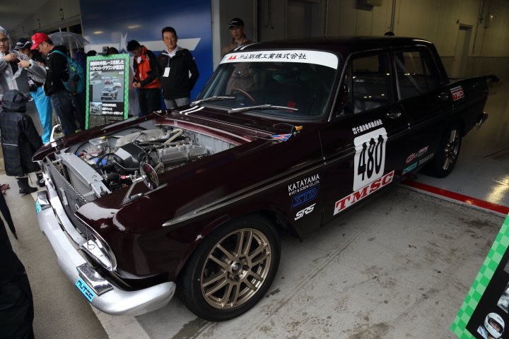 ピットウォーク: 第1回日本グランプリ自動車レース大会C-VIクラスで優勝した1964年式クラウン