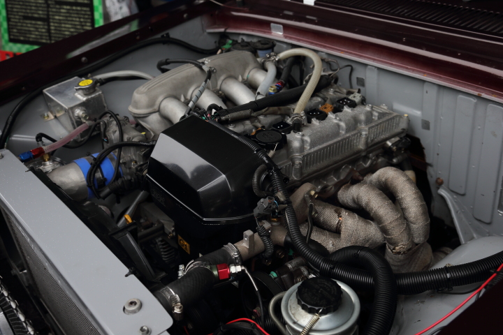 ピットウォーク: 第1回日本グランプリ自動車レース大会C-VIクラスで優勝した1964年式クラウンのエンジンルーム