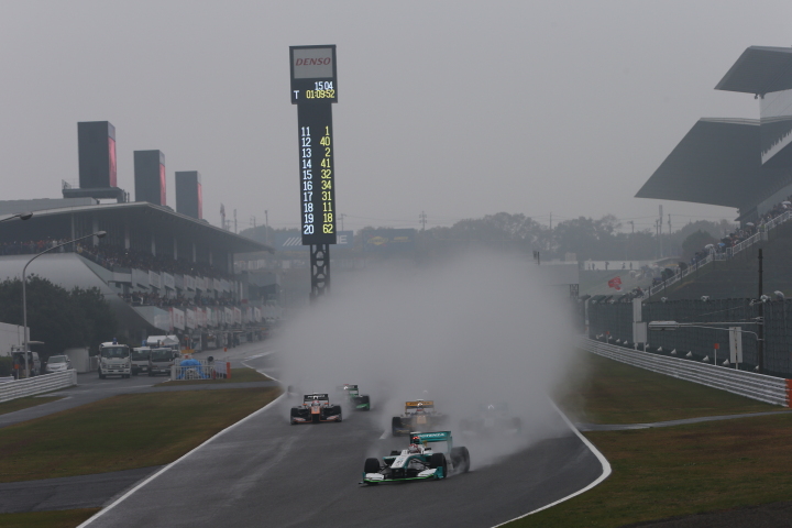 決勝レース2: 雨の中28周の決勝レースがスタートした