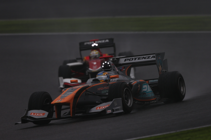 決勝レース2: 石浦宏明（P.MU/CERUMO・INGING）