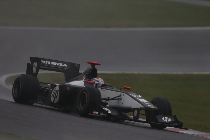 決勝レース2: 塚越広大（HP REAL RACING）