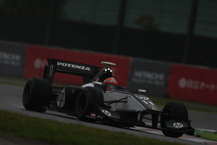 決勝レース2: ヴィタントニオ・リウッツィ（HP REAL RACING）