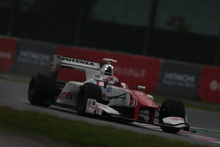 決勝レース2: 武藤英紀（DOCOMO TEAM DANDELION RACING）