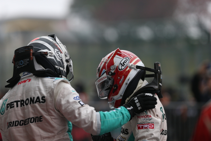 決勝レース2: 健闘をたたえ合うアンドレ・ロッテラーと中嶋一貴（PETRONAS TEAM TOM'S）