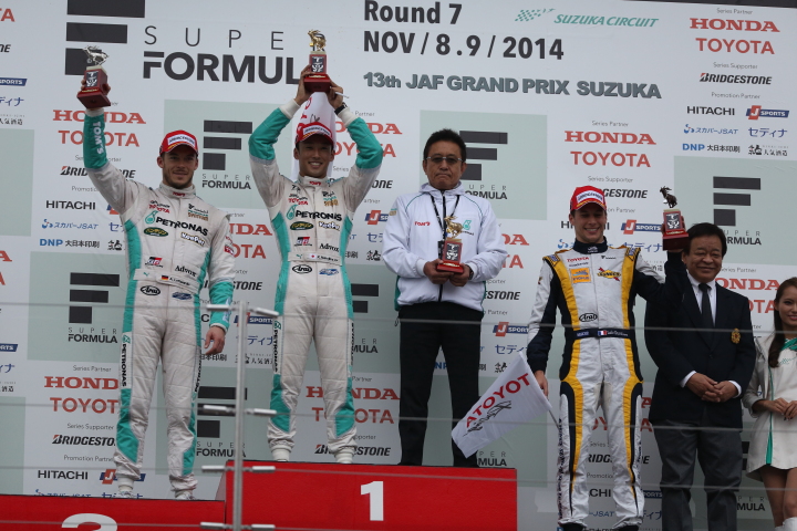 決勝レース2: 暫定表彰式:・トップ3と優勝チーム監督