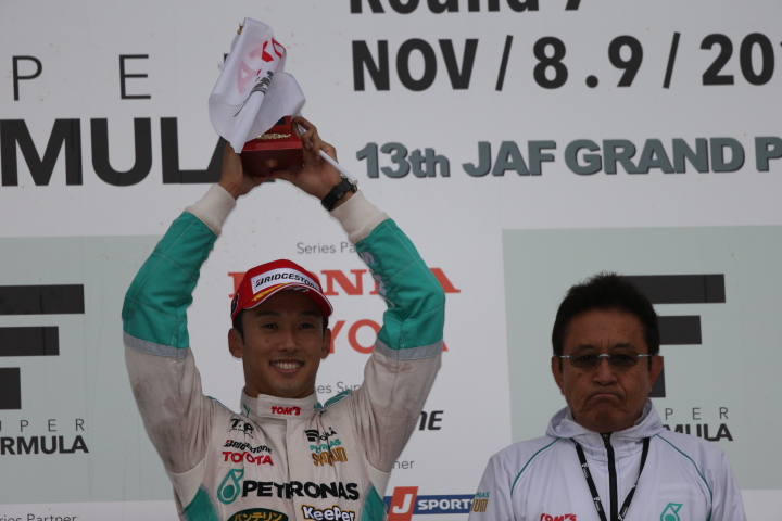 決勝レース2: 暫定表彰式・中嶋一貴と舘信秀監督（PETRONAS TEAM TOM'S）