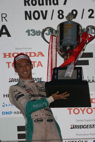 2014年度ドライバーズチャンピオンを獲得した中嶋一貴（PETRONAS TEAM TOM'S）