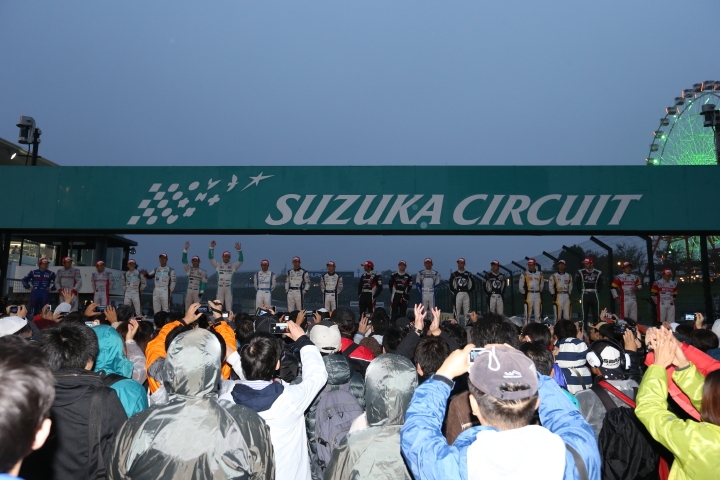 シーズンエンドセレモニー: 全SFドライバーがストレート上に設けられたひな壇に登壇し、ファンにあいさつをした