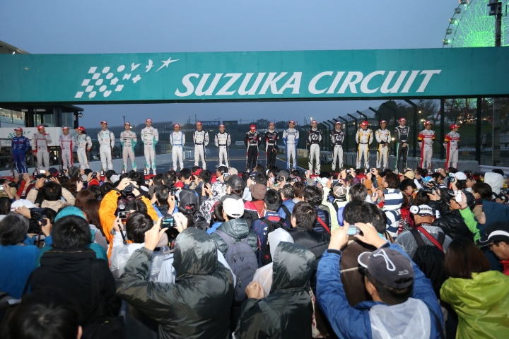 シーズンエンドセレモニー: 全SFドライバーがストレート上に設けられたひな壇に登壇し、ファンにあいさつをした