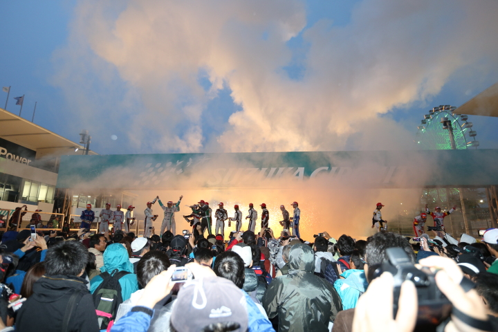 シーズンエンドセレモニー: 花火が打ち上がる中シャンパンファイトを行い、2014年のスーパーフォーミュラは終了した