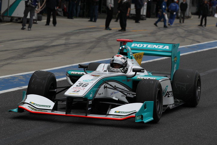 フリー走行2回目: 2位はアンドレ・ロッテラー（トムス）