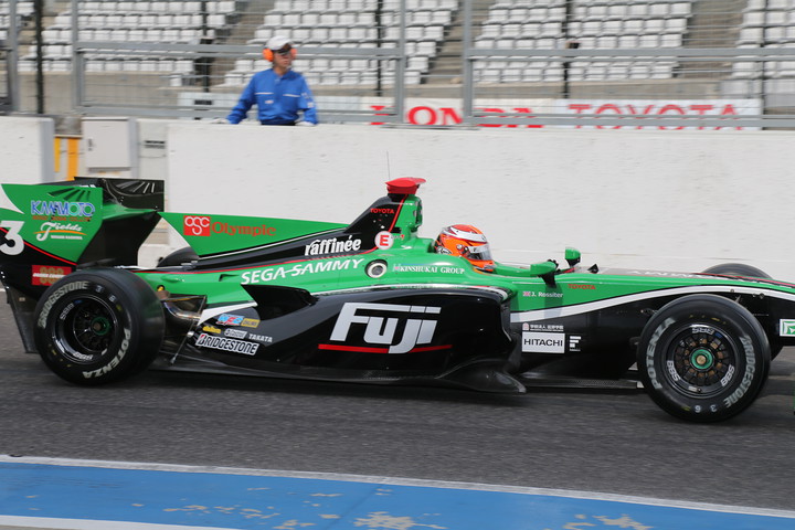 ノックアウト予選に出撃するジェームス・ロシター（コンドー）