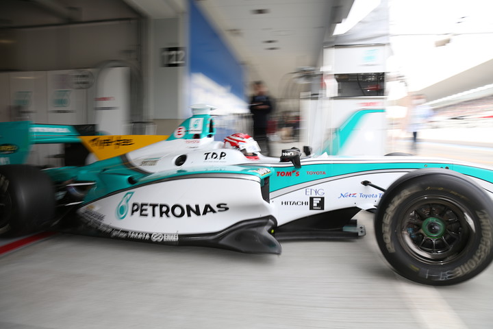 ノックアウト予選に出撃する中嶋一貴（トムス）