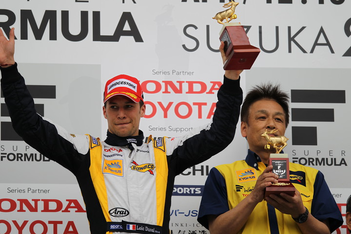 優勝したロイック・デュバルとチーム監督の土沼広芳（ルマン）