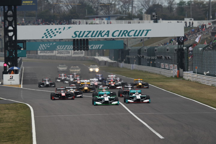 43周の決勝レースがスタートした