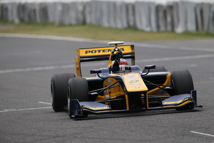 手を挙げてゴールする優勝のロイック・デュバル（ルマン）