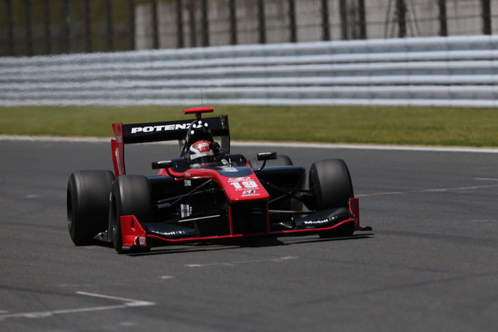 レース1決勝: トップでゴールするジョアオ・パオロ・デ・オリベイラ（インパル）