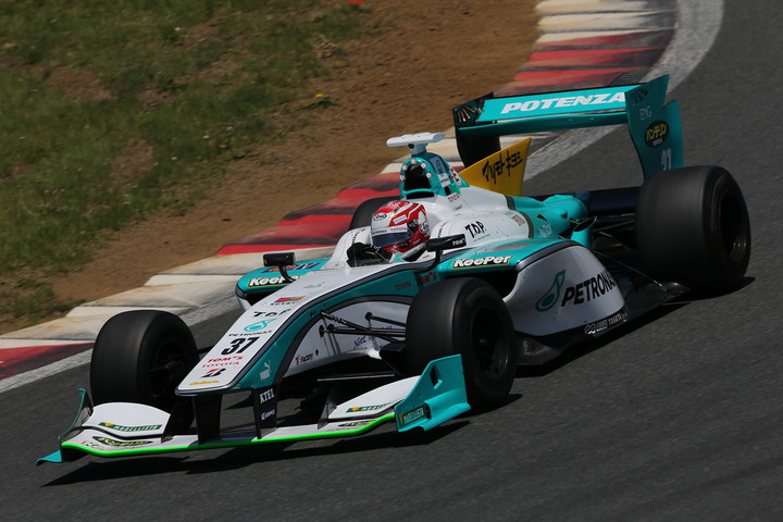 レース1決勝: 2位は中嶋一貴（トムス）