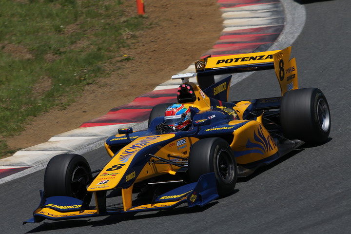 レース1決勝: 3位はロイック・デュバル（ルマン）