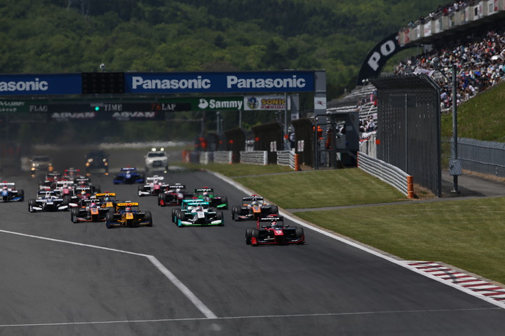 レース1決勝: 25周の決勝レースがスタートした