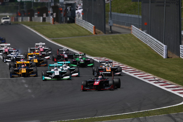 レース1決勝: 25周の決勝レースがスタートした