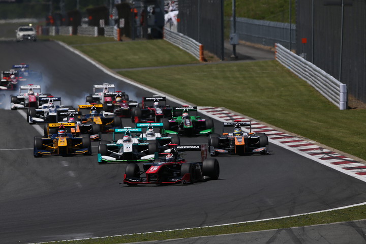 レース1決勝: 25周の決勝レースがスタートした