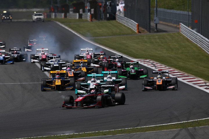 レース1決勝: 25周の決勝レースがスタートした