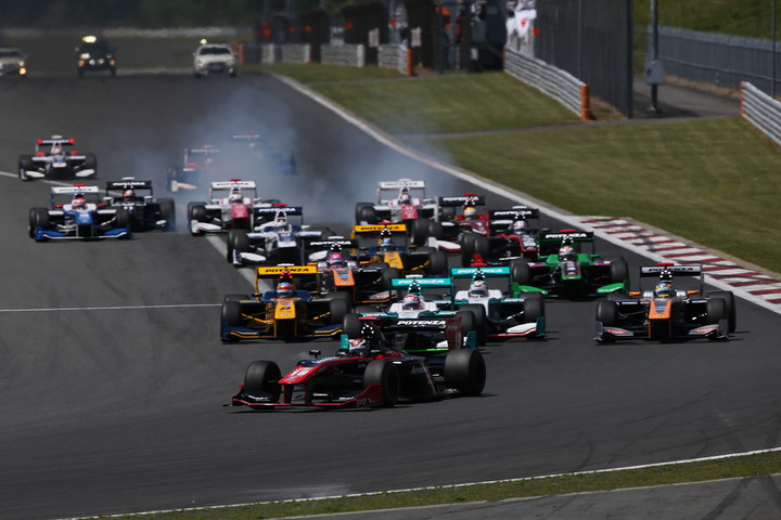 レース1決勝: 25周の決勝レースがスタートした