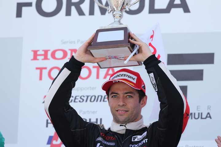 レース1決勝: 表彰式でのジョアオ・パオロ・デ・オリベイラ（インパル）