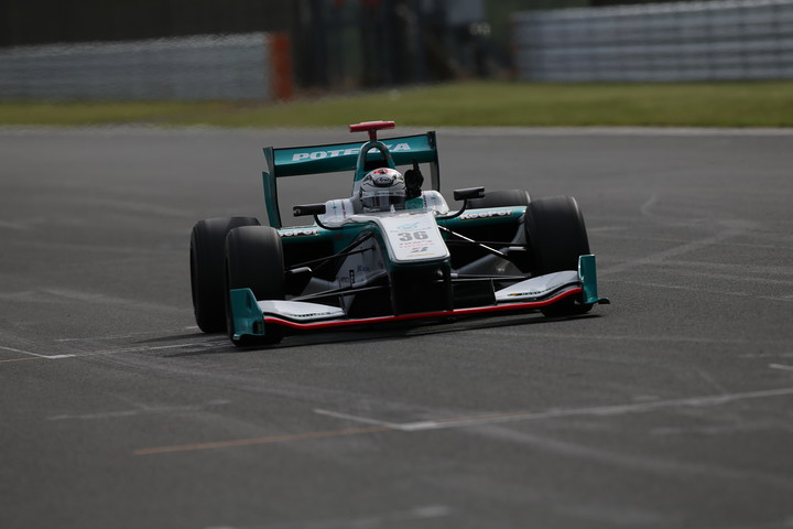 レース2決勝: ゴールするアンドレ・ロッテラー（トムス）