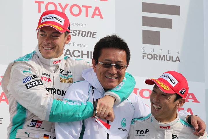 レース2決勝: 表彰台で歓喜のチームトムス