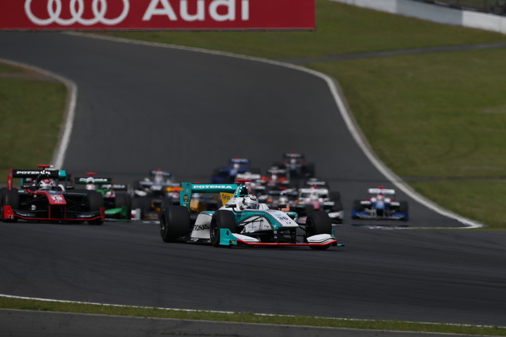 レース2決勝: 35周の決勝レースがスタートした