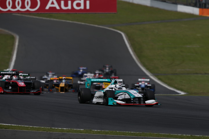 レース2決勝: 35周の決勝レースがスタートした