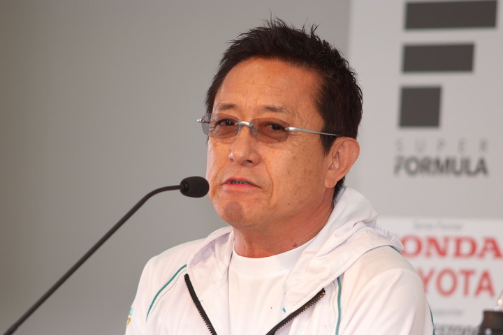 レース2決勝記者会見: 優勝チーム監督の舘信秀氏（トムス）