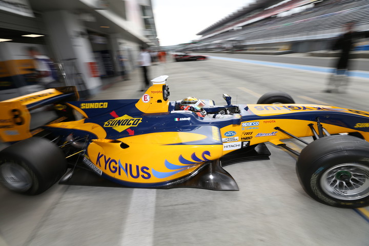 ノックアウト予選に出撃するアンドレア・カルダレッリ（Team KYGNUS SUNOCO SF14）
