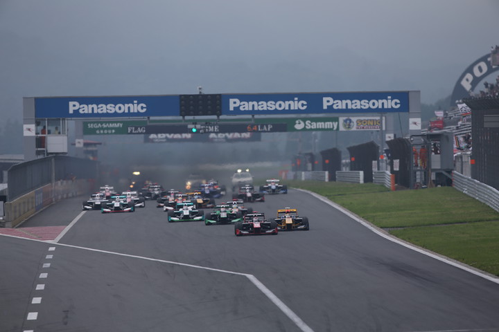 55周の決勝レースがスタートした