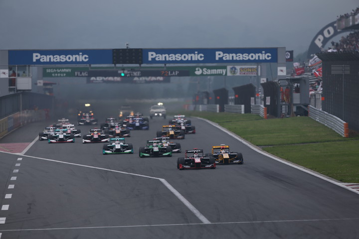 55周の決勝レースがスタートした