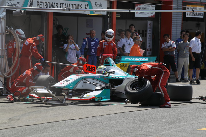 フリー走行2回目: アンドレア・カルダレッリ（PETRONAS TEAM TOM'S）のピット作業