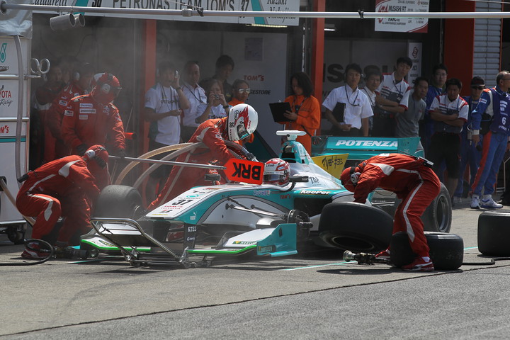 フリー走行2回目: 中嶋一貴（PETRONAS TEAM TOM'S）のピット作業