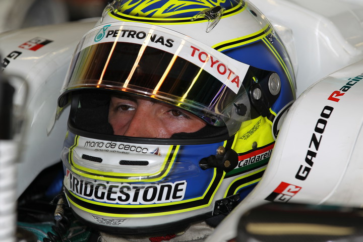 フリー走行2回目: ピットで待機するアンドレア・カルダレッリ（PETRONAS TEAM TOM'S）