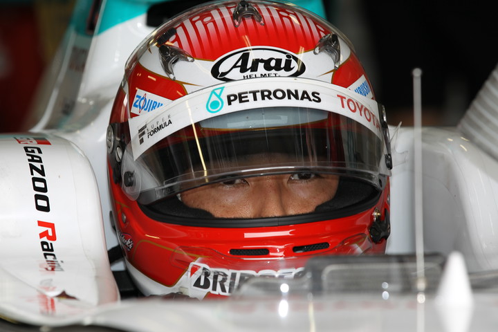 フリー走行2回目: ピットで待機する中嶋一貴（PETRONAS TEAM TOM'S）