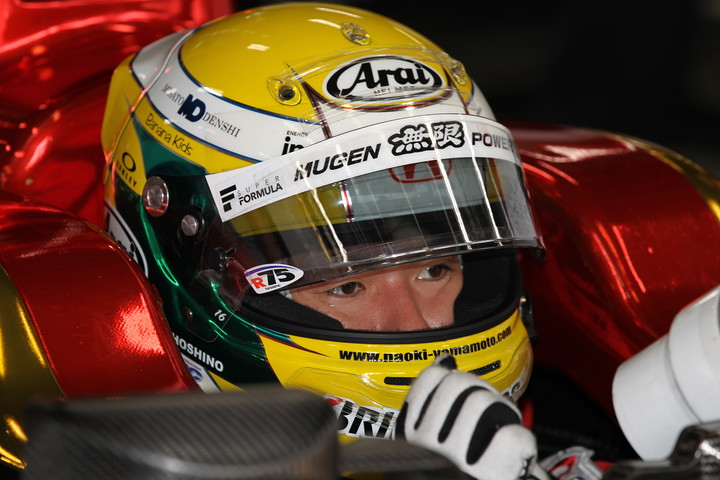 フリー走行2回目: ピットで待機する山本尚貴（TEAM無限）