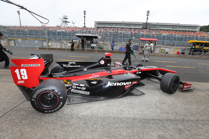 ノックアウト予選: 出撃するジョアオ・パオロ・デ・オリベイラ（Lenovo TEAM IMPUL SF14）