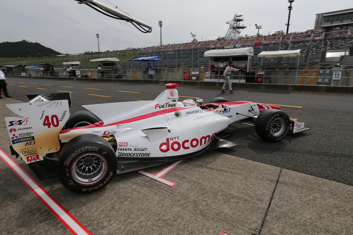 ノックアウト予選: 出撃する野尻智紀（DOCOMO DANDELION M40T SF14）
