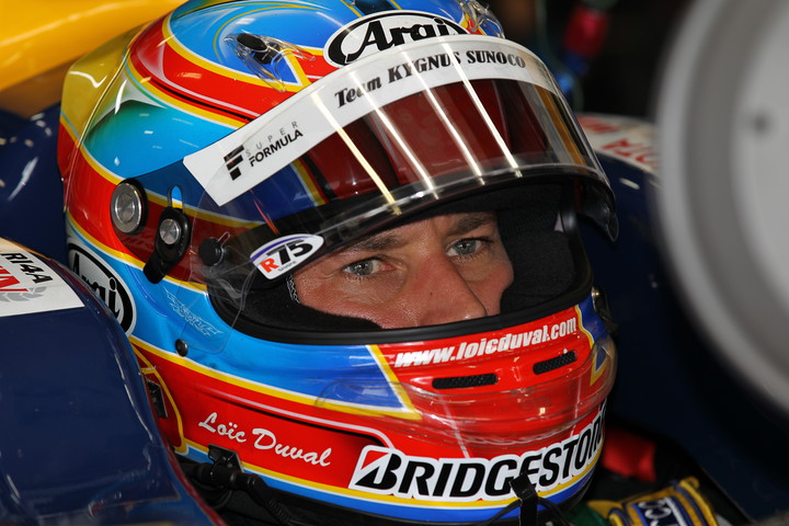 ノックアウト予選: ピットで待機するロイック・デュバル（Team KYGNUS SUNOCO SF14）