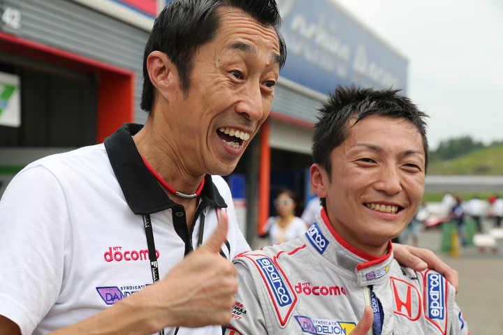 ノックアウト予選: ルーキーで予選2位に入り喜ぶ野尻智紀と村岡潔監督（DOCOMO DANDELION）