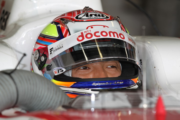 ノックアウト予選: ピットで待機する野尻智紀（DOCOMO DANDELION M40T SF14）