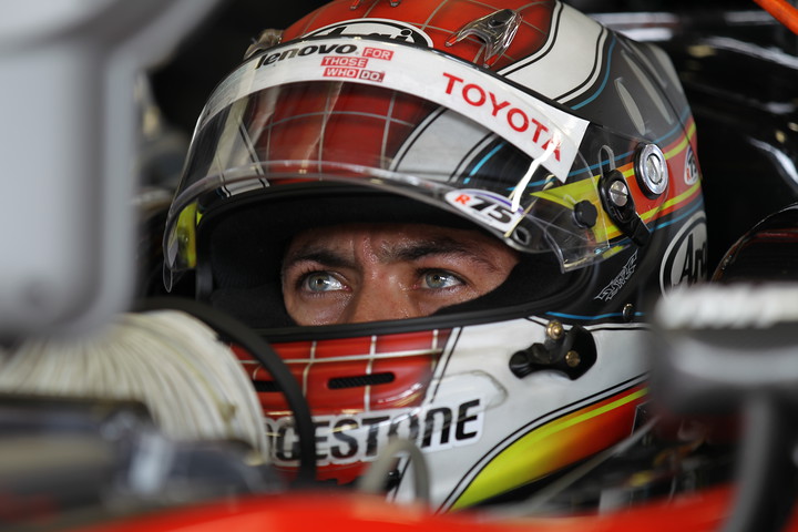 ノックアウト予選: ピットで待機するジョアオ・パオロ・デ・オリベイラ（Lenovo TEAM IMPUL SF14）