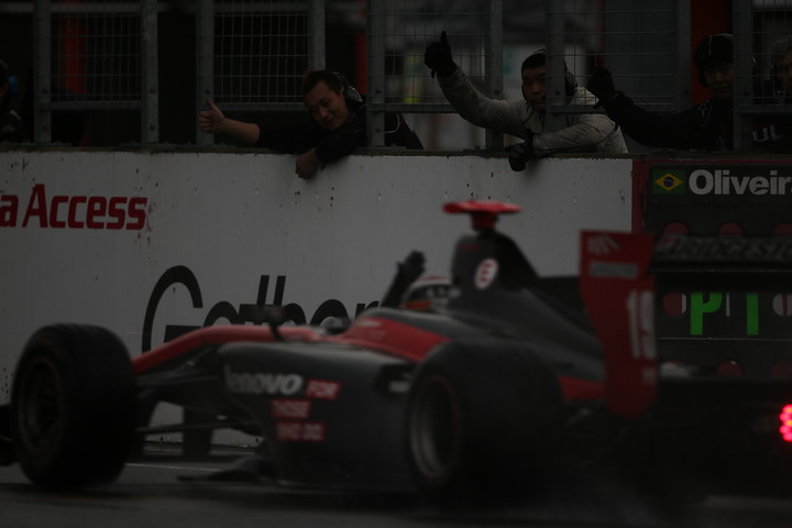 トップでゴールするジョアオ・パオロ・デ・オリベイラ（Lenovo TEAM IMPUL）