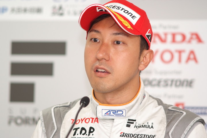 決勝記者会見: 2位の石浦宏明（P.MU/CERUMO・INGING）